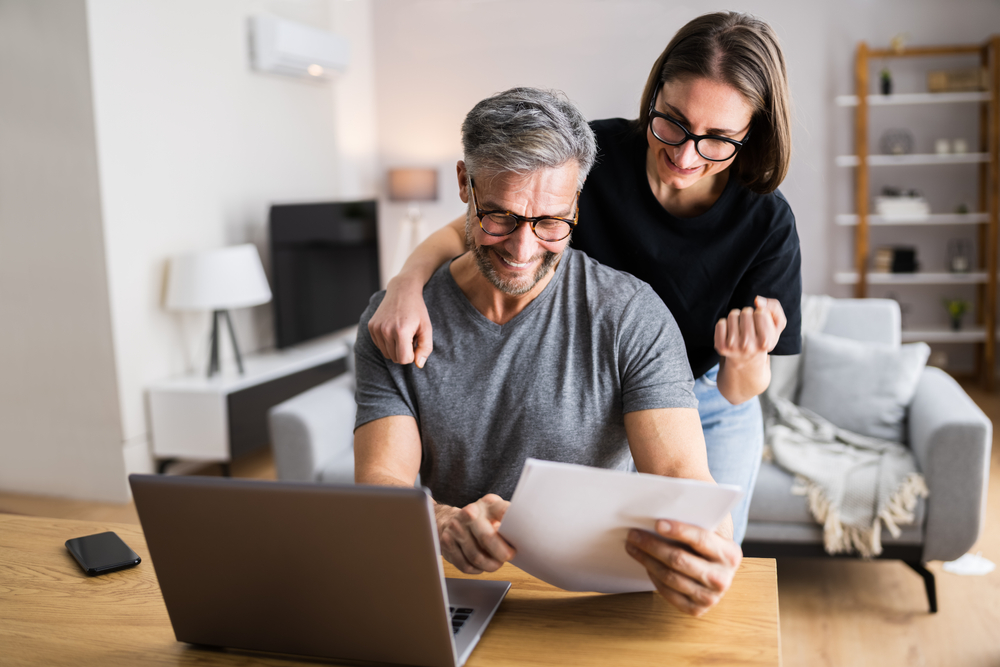 Couple,doing,taxes,and,family,budget,on,computer